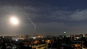 صورة صادرة عن وكالة الانباء السورية الرسمية ’سانا’، تظهر صاروخ ينطلق الى الجو بالقرب من مطار دمشق الدولي، 21 يناير 2019 (SANA via AP)