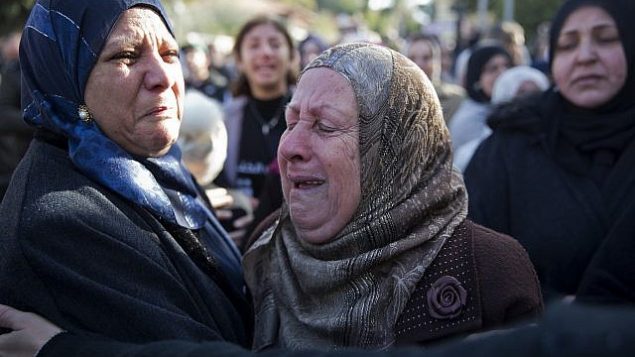 نساء يبكين في تشييع جثمان آية مصاروة في بلدة باقة الغربية، 23 يناير 2019 (AP Photo/Ariel Schalit)