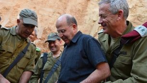 وزير الدفاع حينذاك، موشيه يعالون، ورئيس هيئة أركان الجيش الإسرائيلي حينذاك، بيني غانتس، في زيارة ل’فرقة غزة’ في الجيش الإسرائيلي، 10 يونيو، 2014. (Defense Ministry/Flash90)