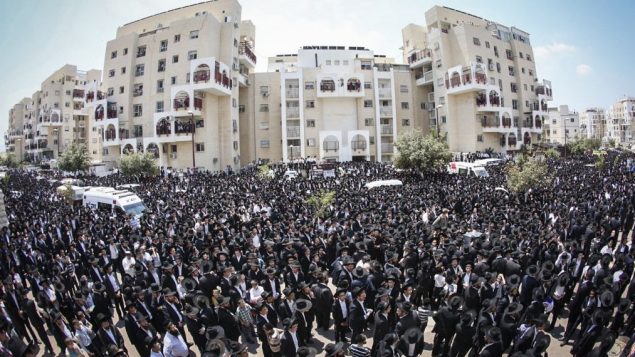 صورة توضيحية: الاف اليهود المتشددين يشاركون بتشييع جثمان الحاخام ارييه فرنكل، مدير كلية فرع براخفلد الدينية، من كلية مير يشيفا في موديعين عيليت، 10 اغسطس 2016 (Shlomi Cohen/Flash90)