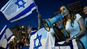 عضو الكنيست عن "الليكود" نافا بوكير (يمين الصورة) تشارك في مظاهرة لدعم رئيس الوزراء بينيامين نتنياهو من أمام منزل النائب العام أفيحاي ماندلبليت في مدينة بيتح تيكفا، 5 أغسطس، 2017. (Tomer Neuberg/Flash90)