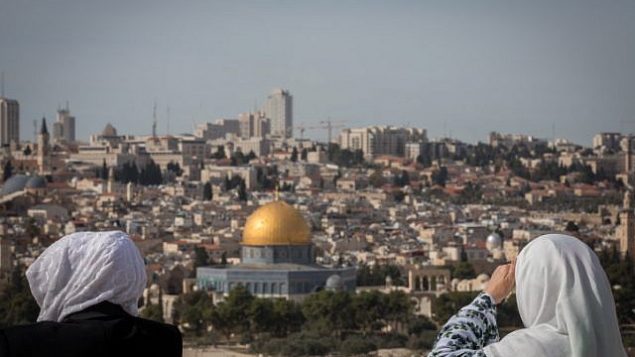 سياح يتفرجون على منظر قبة الصخرة والحرم القدسي من منطقة جبل الزيتون المطلة على القدس القديمة، 28 نوفمبر، 2018.  (Yonatan Sindel/Flash90)