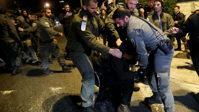 الشرطة تعتقل رجل خلال مظاهرة امام منزل رئيس الوزراء في القدس دعما لشبان مشتبه بهم في تحقيق امني ضخم تفاصيله محظورة من النشر، 5 يناير 2019 (Noam Revkin Fenton/Flash90)