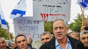 رئيس هيئة أركان الجيش الإسرائيلي الأسبق بيني غانتس مع أفراد ونشطاء من الطائفة الدرزية خارج منزله في روش هعاين خلال مظاهرة ضد قانون الدولة القومية، 14 يناير، 2019. (Flash90)