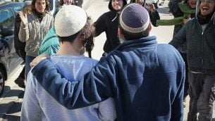 شبان تم اعتقالهم للاشتباه بضلوعهم في مقتل امراة فلسطينية خارج قاعة محكمة الصلح في ريشون لتسيون بعد أن قام القاضي بإطلاق سراحهم ووضعهم رهن الحبس المنزلي، 10 يناير، 2019. (Flash90)