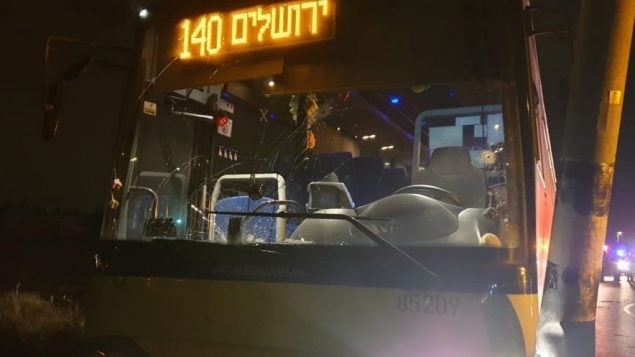 حافلة تعرضت لهجوم اطلاف نار بالقرب من مستوطنة بيت ايل في الضفة الغربية، 5 يناير 2019 (IDF)