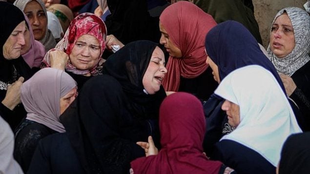 فلسطينيات يشاركن في جنازة عائشة الرابي في قرية بديا، بالقرب من سلفيت في الضفة الغربية، 13 أكتوبر، 2018. (Nasser Ishtayeh/Flash90) فلسطينيات يشاركن في جنازة عائشة الرابي في قرية بديا، بالقرب من سلفيت في الضفة الغربية، 13 أكتوبر، 2018. (Nasser Ishtayeh/Flash90)