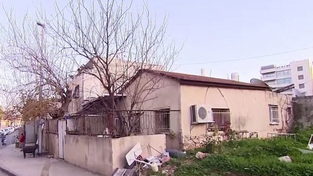 منزل مكون من ثلاثة غرف في القدس الشرقية تُقدر قيمته بأكثر من 11 مليون شيكل في أعقاب حرب تقديم عروض بين نشطاء يهود وفلسطينيين. (Channel 13 screenshot)