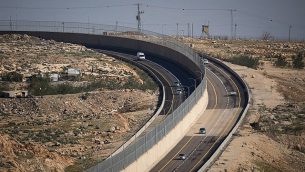 طريق 4370، مع جدار فاصل بين المركبات الإسرائيلية والفلسطينية، 10 يناير، 2019.  (Yonatan Sindel/Flash90)