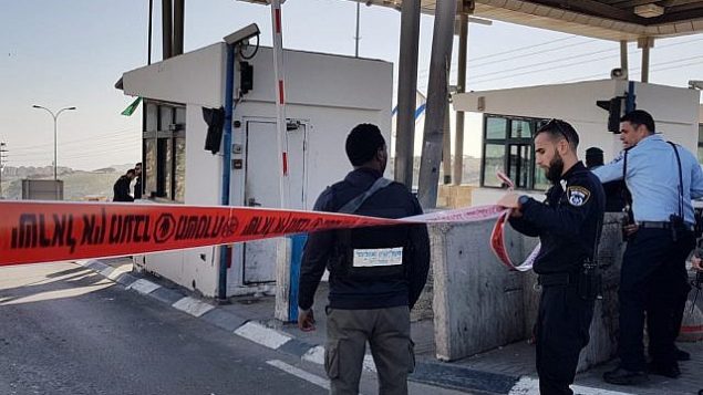 الشرطة الإسرائيلية تغلق حاجز الزعيم شرقي القدس في وسط الضفة الغربية بشكل مؤقت في أعقاب هجوم طعن وقع في 30 يناير، 2019. (شرطة إسرائيل)