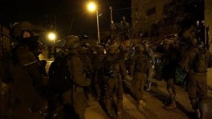 من الأرشيف: جنود إسرائيليون ينفذون مداهمات في قرية كوبر في الضفة الغربية، 31 ديسمبر، 2018، بحثا عن فلسطينيين ارتكبوا هجوم إطلاق دام خارج بؤرة غيفعات أساف الاستيطانية في وقت سابق من الشهر.  (Israel Defense Forces)