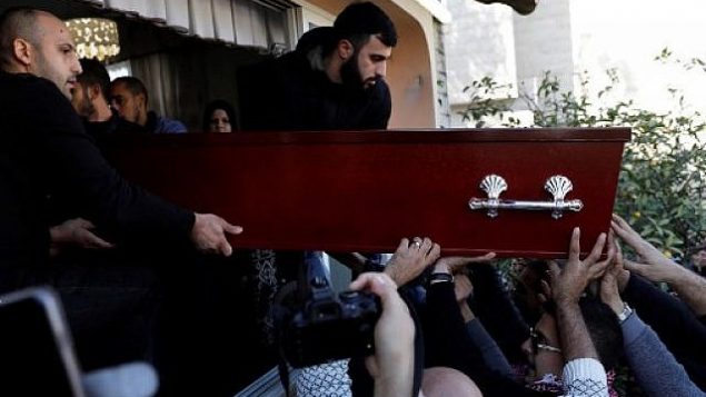 مشاركون في تشييع جثمان آية مصاروة في بلدة باقة الغربية، 23 يناير 2019 (Ahmad GHARABLI / AFP)