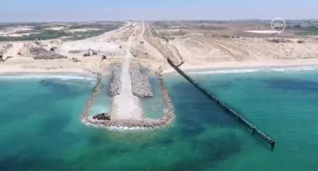الحاجز البحري الجديد بين اسرائيل وغزة، 31 ديسمبر 2018 (Channel 10 screen capture) الحاجز البحري الجديد بين اسرائيل وغزة، 31 ديسمبر 2018 (Channel 10 screen capture)