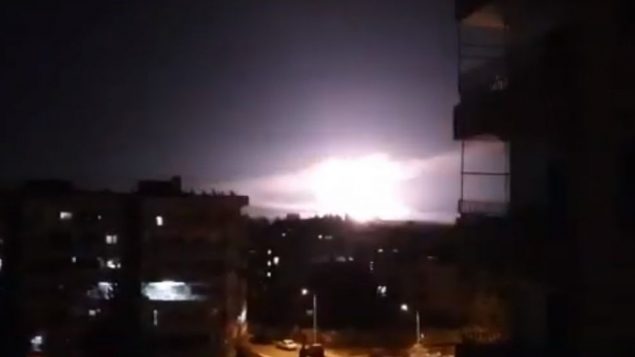 انفجار وقع خلال غارات جوية اسرائيلية بحسب التقارير، بالقرب من دمشق، سوريا، 21 يناير 2019 (screen capture: YouTube) انفجار وقع خلال غارات جوية اسرائيلية بحسب التقارير، بالقرب من دمشق، سوريا، 21 يناير 2019 (screen capture: YouTube)