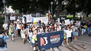الاف المتظاهرات يشاركن في ’مسيرة النساء’ في سيدني، استراليا، 20 يناير 2019 (screen capture)
