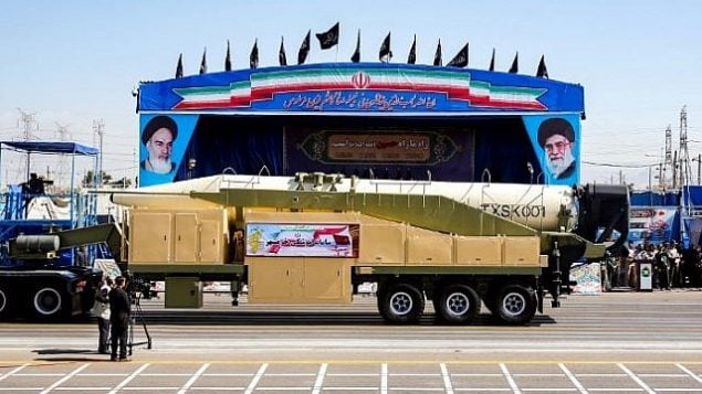 هذه الصورة تم التقاطها في 22 سبتمبر، 2018، وتظهر صاروخ "خرمشهر" الإيراني طويل المدى يُعرض خلال عرض عسكري سنوي لإحياء ذكرى اندلاع الحرب الإيرانية-العراقية بين 1980-1988، في العاصمة طهران.  (AFP PHOTO / STR)