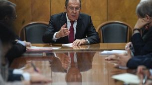وزير الخارجية الروسي سيرغي لافروف يلتقي مع ممثلين عن الفصائل والحركات الفلسطينية، المتواجدين في موسكو لإجراء محادثات فلسطينية داخلية، 12 فبراير، 2019.  (Photo by Kirill KUDRYAVTSEV / AFP)