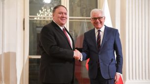 وزير الخارجية البولندي  جاسيك تشابوتوفيتش (من اليمين) ونظيره الأمريكي مايك بومبيو يتصافحان خلال مؤتمر صحفي مشترك في 12 فبراير، 2019، في وارسو.(Photo by Janek SKARZYNSKI / AFP)