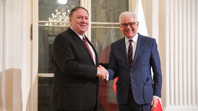 وزير الخارجية البولندي جاسيك تشابوتوفيتش (من اليمين) ونظيره الأمريكي مايك بومبيو يتصافحان خلال مؤتمر صحفي مشترك في 12 فبراير، 2019، في وارسو.(Photo by Janek SKARZYNSKI / AFP) وزير الخارجية البولندي جاسيك تشابوتوفيتش (من اليمين) ونظيره الأمريكي مايك بومبيو يتصافحان خلال مؤتمر صحفي مشترك في 12 فبراير، 2019، في وارسو.(Photo by Janek SKARZYNSKI / AFP)