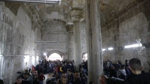 مصلون فلسطينيون يتجمعون قبل صلاة الجمعة في منطقة باب الرحمة في الحرم القدسي، 22 فبراير 2019 (AHMAD GHARABLI / AFP)