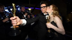 الفائزان بجائزة الأوسكار لأفضل فيلم قصير على فيلمهما 'Skin'، المخرج غاي ناتيف، من اليسار، وجايمي راي نيومان يحضران ’حفل الحكام’ الذي أقيم بعد حفل توزيع جوائز الأوسكار ال91 في ’هوليووود أند هايلاند سنتر’ في هوليوود، كاليفورنيا، 24 فبراير، 2019.  (Robyn BECK/AFP)
