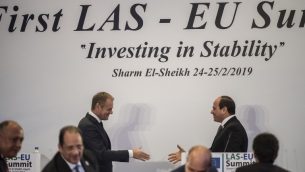 رئيس المجلس الأوروبي دونالد توسك يصافح الرئيس المصري عبد الفتاح السيسي خلال مؤتمر صحفي في ختام اول جلسة مشتركة في قمة الاتحاد الأوروبي والجامعة العربية في شرم الشيخ، 25 فبراير 2019 (KHALED DESOUKI / AFP)