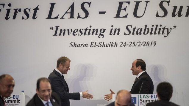رئيس المجلس الأوروبي دونالد توسك يصافح الرئيس المصري عبد الفتاح السيسي خلال مؤتمر صحفي في ختام اول جلسة مشتركة في قمة الاتحاد الأوروبي والجامعة العربية في شرم الشيخ، 25 فبراير 2019 (KHALED DESOUKI / AFP)