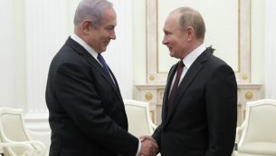 الرئيس الروسي فلاديمير بوتين يصافح رئيس الوزراء الإسرائيلي بنيامين نتنياهو خلال لقاء في الكرملين، 27 فبراير 2019 (MAXIM SHEMETOV / POOL / AFP)