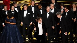 تشارلز بي. ويسلر (وسط الصورة) وفريق عمل فيلم ’غرين بوك’ يستلمون جائزة أفضل فيلم على منصة حفل توزيع جوائز الأوسكال ال91 في مسرح ’دولبي’، 24 فبراير، 2019 في هوليوود بولاية كاليفورنيا. (Kevin Winter/Getty Images/AFP)