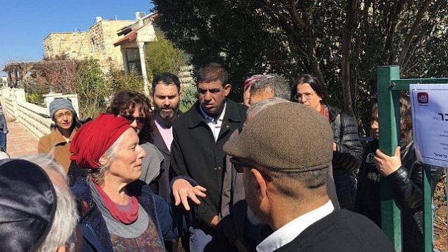 نشطاء فلسطينيون يزورون عائلة أنسباخر في مستوطنة تقوع، 12 فبراير، 2019. (Tag Meir) نشطاء فلسطينيون يزورون عائلة أنسباخر في مستوطنة تقوع، 12 فبراير، 2019. (Tag Meir)