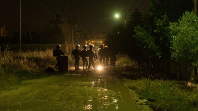 صورة توضيحية: جنود يحرسون مهندسين حربيين خلال عملية هدم منزل معتدي فلسطيني في ميدنة جنين بالضفة الغربية، 24 ابريل 2018 (Israel Defense Forces)
