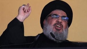في هذه الصورة التي تم التقاطها في 24 أكتوبر، 2015، يظهر الأمين العام لمنظمة ’حزب الله’، حسن نصر الله، وهو يخاطب حشدا في الضاحية الجنوبية في بيروت، لبنان.  (AP Photo/Hassan Ammar, File)