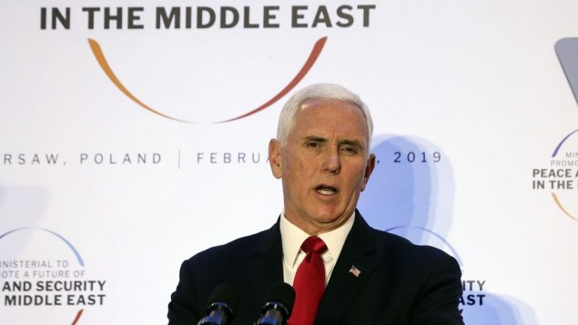 نائب الرئيس الامريكي مايك بنس خلال مؤتمر السلام والامن في الشرق الاوسط، في وارسو، بولندا، 14 فبراير 2019 (AP Photo/Michael Sohn)