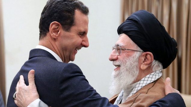 صورة صادرة عن وكالة ’سانا’ السورية الرسمية، تظهر الرئيس السوري بشار الاسد يصافح المرشد الاعلى الإيراني آية الله علي خامنئي قبل لقائهما في طهران، 25 فبراير 2019 (SANA via AP)
