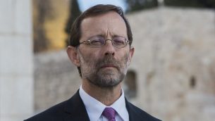 عضو الكنيست موشيه فيغلين (الليكود) خارج المدخل المغلق للحرم القدسي في مدينة القدس القديمة في 30 أكتوبر 2014. (Yonatan Sindel / Flash90)