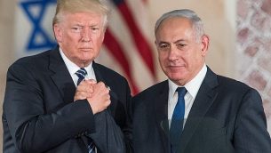الرئيس الأمريكي دونالد ترامب ورئيس الوزراء الإسرائيلي بينيامين نتنياهو يتصافحان بعد إلقاء كلمة في ’متحف إسرائيل’ في القدس، 23 مايو، 2017.  (Yonatan Sindel/Flash90)