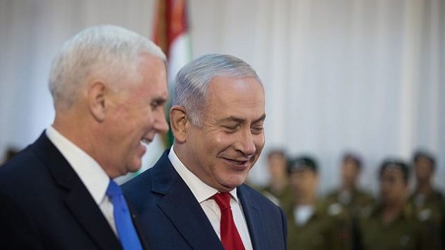 نائب الرئيس الأمريكي، مايك بومبيو (من اليسار)،  يحل ضيفا على رئيس الوزراء الإسرائيلي بينيامين نتنياهو في مكتب رئيس الوزراء في القدس، 22 يناير، 2018.  (Hadas Parush/Flash90