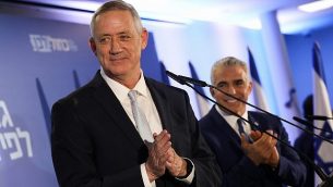 قائدا حزب ’أزرق أبيض’ بيني غانتس، من اليسار، ويائير لابيد، من اليمين، في الإعلان عن التحالف الجديد في تل أبيب، 21 فبراير، 2019.  (Noam Revkin Fenton/Flash90)