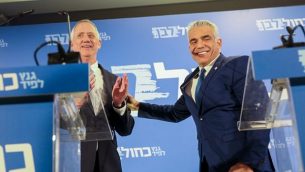 بيني غانتس ويائير لابيد، رئيسا حزب ’أزرق أبيض’ ، يدليان ببيان مشترك في تل أبيب، 21 فبراير، 2019. (Noam Revkin Fenton/Flash90)