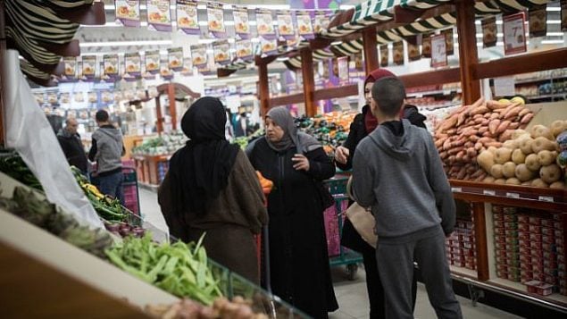 فلسطينيون يتسوقون في مركز التسوق الجديد في عطاروت، الذي افتتحخ رجل الأعمال رامي ليفي، مالك سلسلة المتاجر ’رامي ليفي’، 13 يناير، 2019. (Hadas Parush/Flash90) فلسطينيون يتسوقون في مركز التسوق الجديد في عطاروت، الذي افتتحخ رجل الأعمال رامي ليفي، مالك سلسلة المتاجر ’رامي ليفي’، 13 يناير، 2019. (Hadas Parush/Flash90)