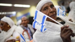 أفراد من الجالية اليهودية الإثيوبية يصلون إلى مكاتب الهجرة في مطار بن غوريون في 4 فبراير، 2019. (Tomer Neuberg/Flash90)