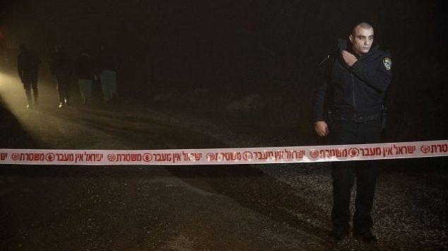 قوى الأمن في الموقع الذي عُثر فيه على جثة شابة في غابة عين ياعيل في القدس، 7 فبراير، 2019.  (Yonatan Sindel/Flash90)