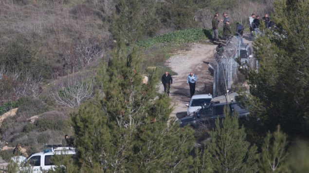 قوى الأمن في الموقع الذي عُثر فيه على جثة شابة في غابة عين ياعيل في القدس، 7 فبراير، 2019.  (Yonatan Sindel/Flash90)