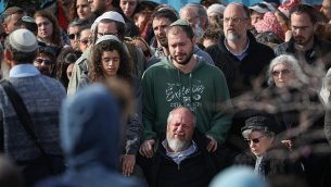 الأصدقاء والأقارب يحضرون جنازة أوري أنسباخر، في مستوطنة تقوع اليهودية، 8 فبراير، 2019. (Yonatan Sindel/Flash90)