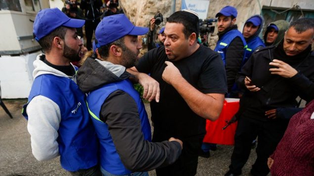 مستوطن اسرائيلي يتشاجر مع اعضاء مجموعة مراقبين فلسطينيين جديدة في مدينة الخليل بالضفة الغربية، 10 فبراير 2019 (Wisam Hashlamoun/Flash90) مستوطن اسرائيلي يتشاجر مع اعضاء مجموعة مراقبين فلسطينيين جديدة في مدينة الخليل بالضفة الغربية، 10 فبراير 2019 (Wisam Hashlamoun/Flash90)