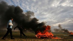 متظاهرون فلسطينيون خلال اشتباكات مع القوات الإسرائيلية عند الحدود مع اسرائيل، شرقي رفح، جنوب قطاع غزة، 22 فبراير 2019 (Abed Rahim Khatib/ Flash90)