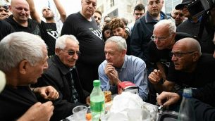 رئيس حزب ’الصمود من أجل إسرائيل’، بيني غانتس، خلال لقاء مع سكان حي ’كوخاف هتسافون’ في تل أبيب، 1 فبراير، 2019. (Sraya Diamant/Israel Resilience)