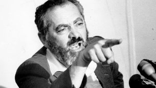 الحاخام مئير كهانا في مؤتمر صحفي في نيويورك، 31 أغسطس، 1984. (Gene Kappock/NY Daily News Archive via Getty Images via JTA)