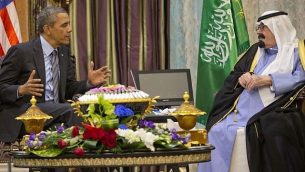 الرئيس الأمريكي باراك أوباما يلتقي بالملك السعودي عبد الله في روضة خريم، السعودية، الجمعة، 28 مارس، 2014.  (photo credit: AP/Pablo Martinez Monsivais)