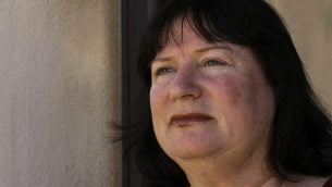 ريكي إيال تقف أمام باب منزلها في عراد، يناير ، 2019.  (Johanna Chisholm/Times of Israel)